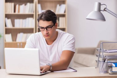 Ofiste çalışan genç adam.