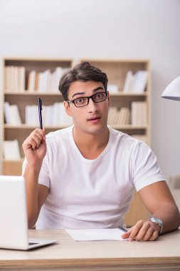 Ofiste çalışan genç adam.