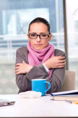 Ofiste hasta genç bir iş kadını var.