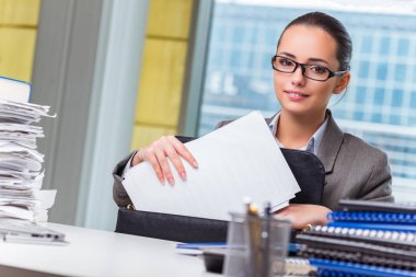 Ofiste çalışan genç bir iş kadını.