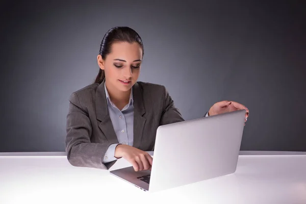 Bizneswoman z laptopem w koncepcji biznesowej — Zdjęcie stockowe