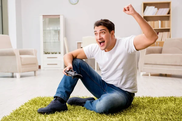 Homem viciado em jogos de computador — Fotografia de Stock