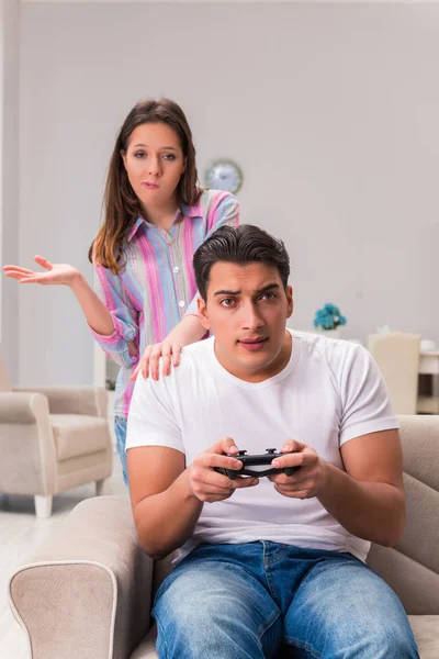 受电脑游戏成瘾困扰的年轻家庭 — 图库照片