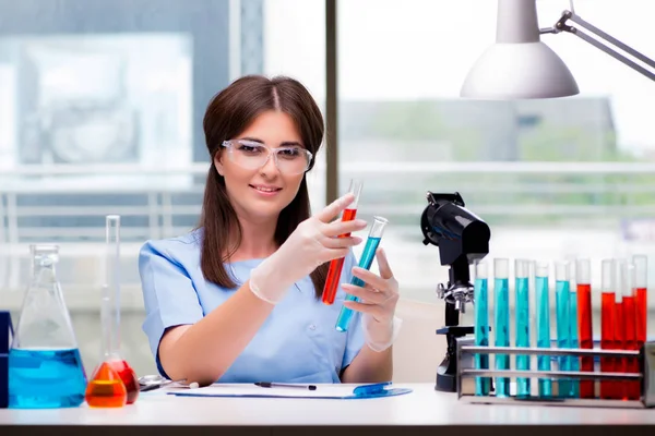 Mujer joven trabajando en el laboratorio — Foto de Stock