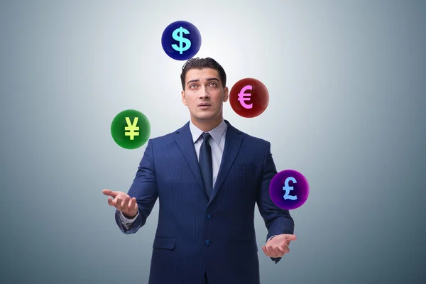 Affärsman jonglerar mellan olika valutor — Stockfoto