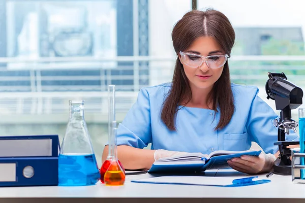 Jonge vrouw die werkt in het laboratorium — Stockfoto