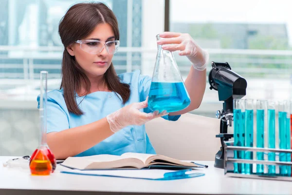 Laboratuarda çalışan genç kadın doktor