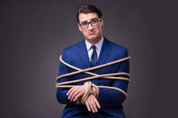 Zakenman vastgebonden met touw — Stockfoto