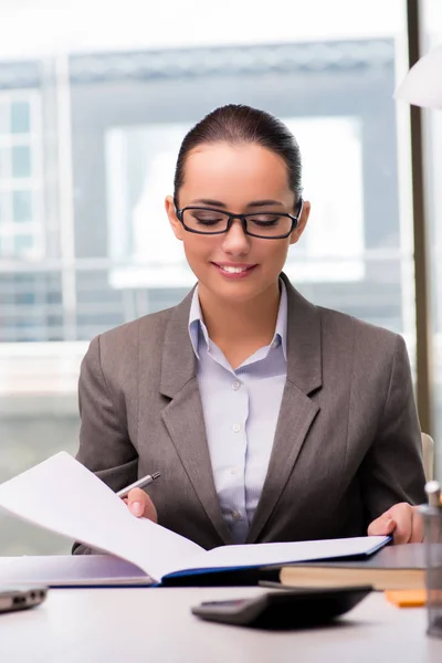 Jeune femme d'affaires travaillant dans le bureau — Photo