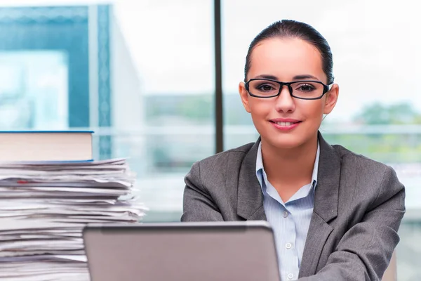 Joven empresaria trabajando en la oficina — Foto de Stock