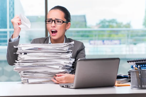 Jeune femme d'affaires travaillant dans le bureau — Photo