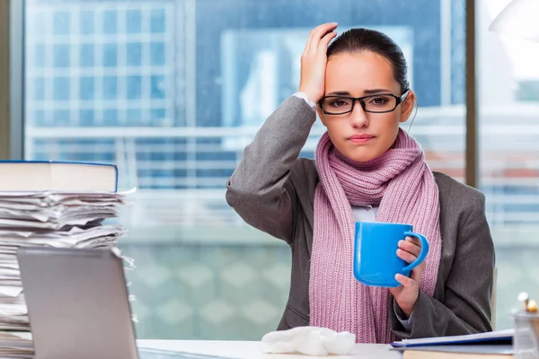 Junge Geschäftsfrau krank im Büro — Stockfoto