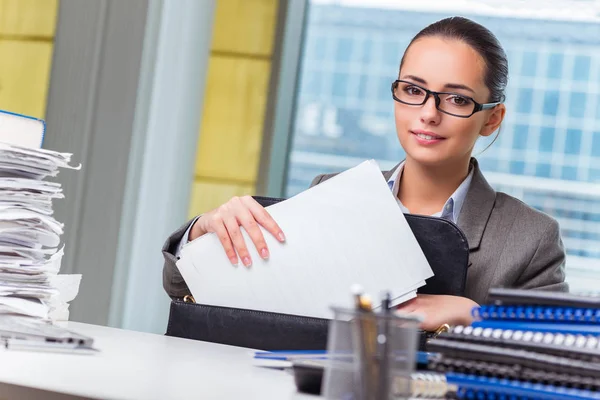 Jeune femme d'affaires travaillant dans le bureau — Photo