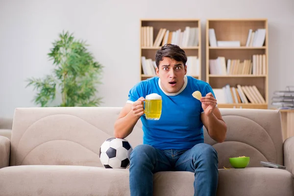 在家看足球的人坐在沙发上 — 图库照片