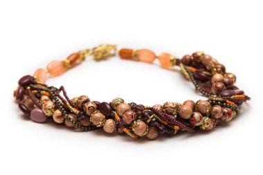 Güzel bileklik üzerinde beyaz izole