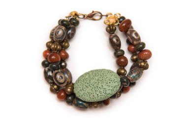 Güzel bileklik üzerinde beyaz izole