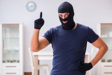 Soyguncu kar maskesi takıp değerli şeyler çalıyor.