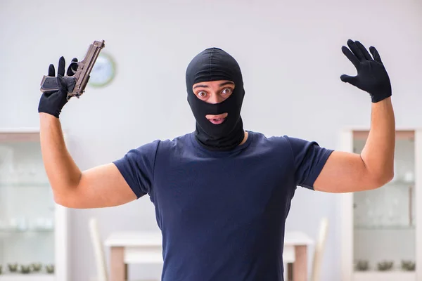 Robber indossa passamontagna rubare cose di valore — Foto Stock