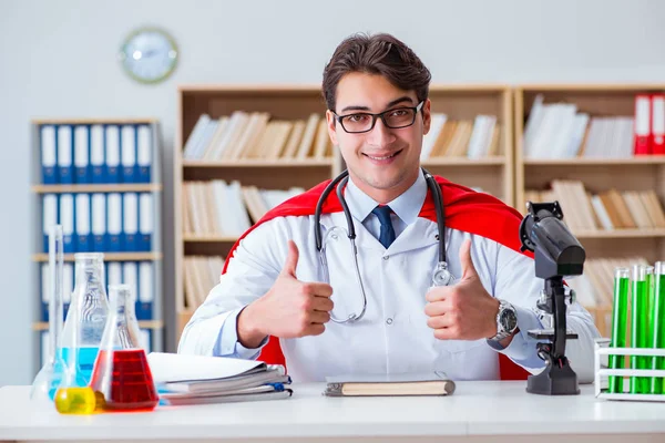 Superhelden-Arzt arbeitet im Krankenhaus-Labor — Stockfoto