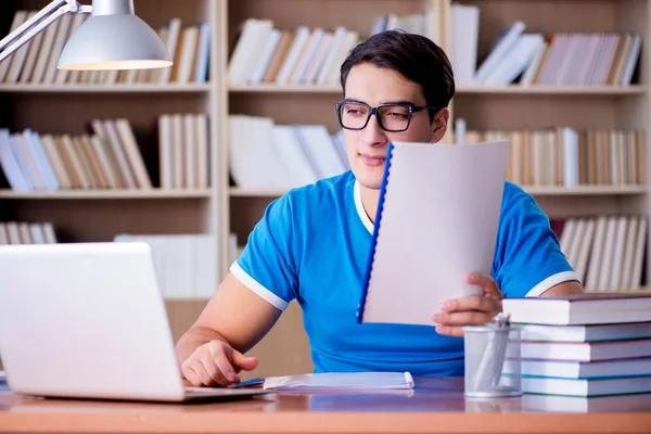 Jonge student bereidt zich voor op schoolexamens — Stockfoto