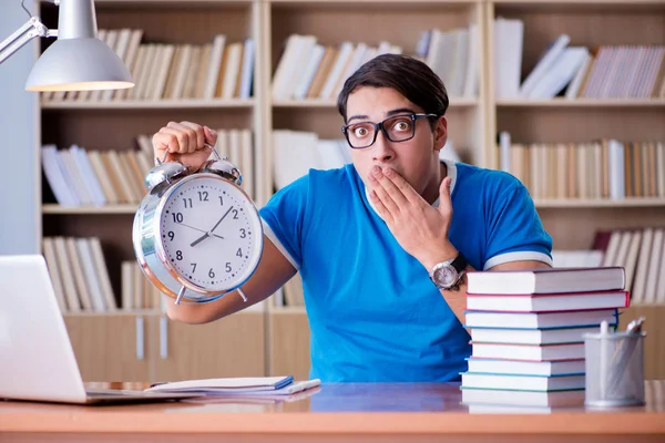 Mladý student připravuje pozdě na jeho zkoušky — Stock fotografie