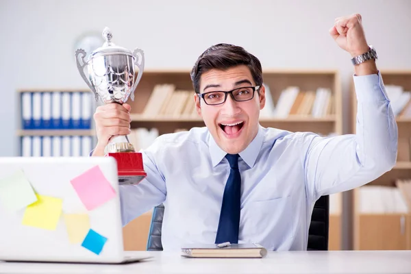 Uomo d'affari che lavora in ufficio — Foto Stock