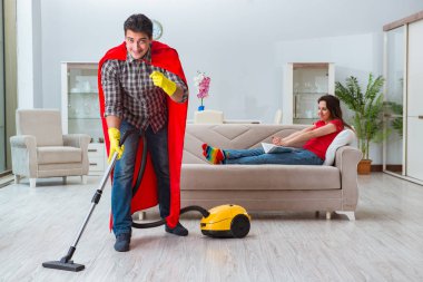 Süper kahraman koca karısına evde yardım ediyor.