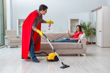 Süper kahraman koca karısına evde yardım ediyor.