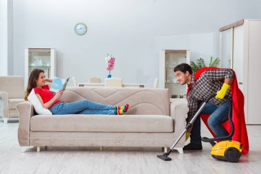 Süper kahraman koca karısına evde yardım ediyor.