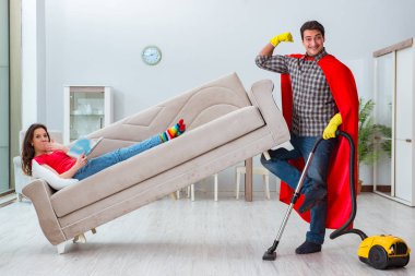 Süper kahraman koca karısına evde yardım ediyor.