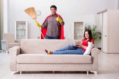 Süper kahraman koca karısına evde yardım ediyor.