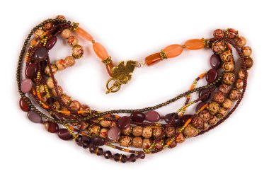 Beyaz arka plan üzerinde izole zarif kolye