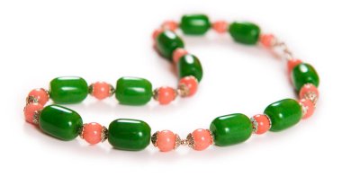 Beyaz arka plan üzerinde izole zarif kolye