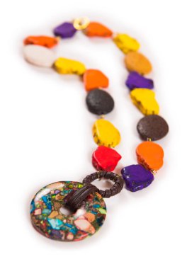 Beyaz arka plan üzerinde izole zarif kolye