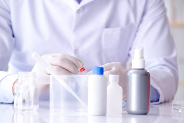 Laboratuvarda genç bir bilim adamıyla kan testi yaptım.