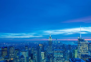 Günbatımında New York Manhattan 'ın gece manzarası