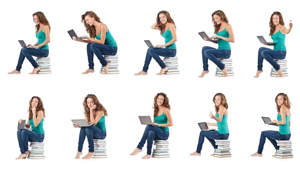 Student s netbook sedí na knihách — Stock fotografie