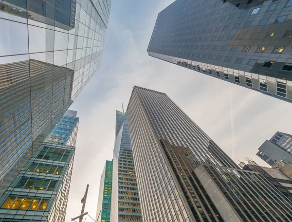 New York wolkenkrabbers vew van straatniveau — Stockfoto