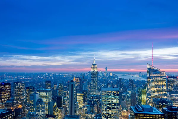 Vista nocturna de Nueva York Manhattan al atardecer — Foto de Stock