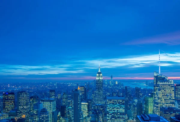 Vista notturna di New York Manhattan durante il tramonto — Foto Stock