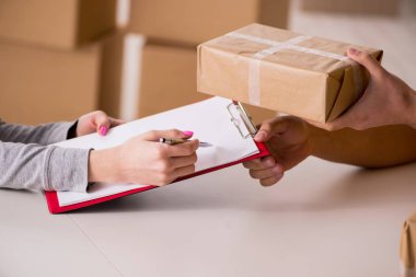 Paket teslim eden teslimatçı.