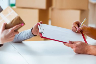 Paket teslim eden teslimatçı.