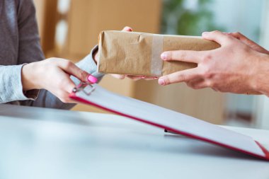 Paket teslim eden teslimatçı.