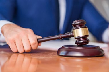 Tokmaklı yakışıklı yargıç mahkeme salonunda oturuyor.