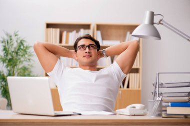 Ofiste çalışan genç adam.