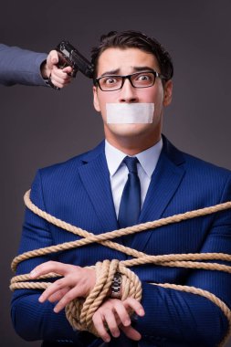 İşadamı rehin alındı ve iple bağlandı.