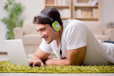 Genç adam--dan laptop müzik