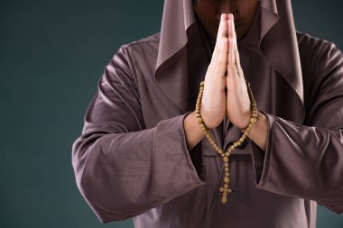 Monk gri arka plan üzerinde dini kavram