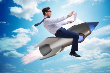 İş adamı iş konseptinde roketle uçuyor