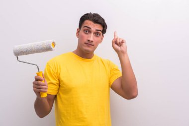 Ev iyileştirmeler yapan genç erkek